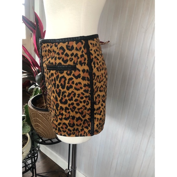 UO High Rise Pin Up Leopard Short - Picture 4 of 5